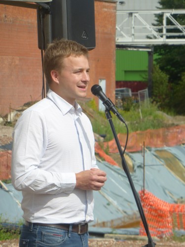 Eerste buis gelegd van warmtenet met industriële restwarmte Eerste buis gelegd van warmtenet met industriële restwarmte